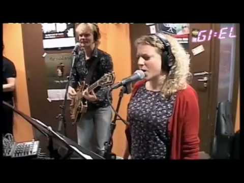 Laura Vane & The Vipertones Live @ GIEL 3 FM 20100...