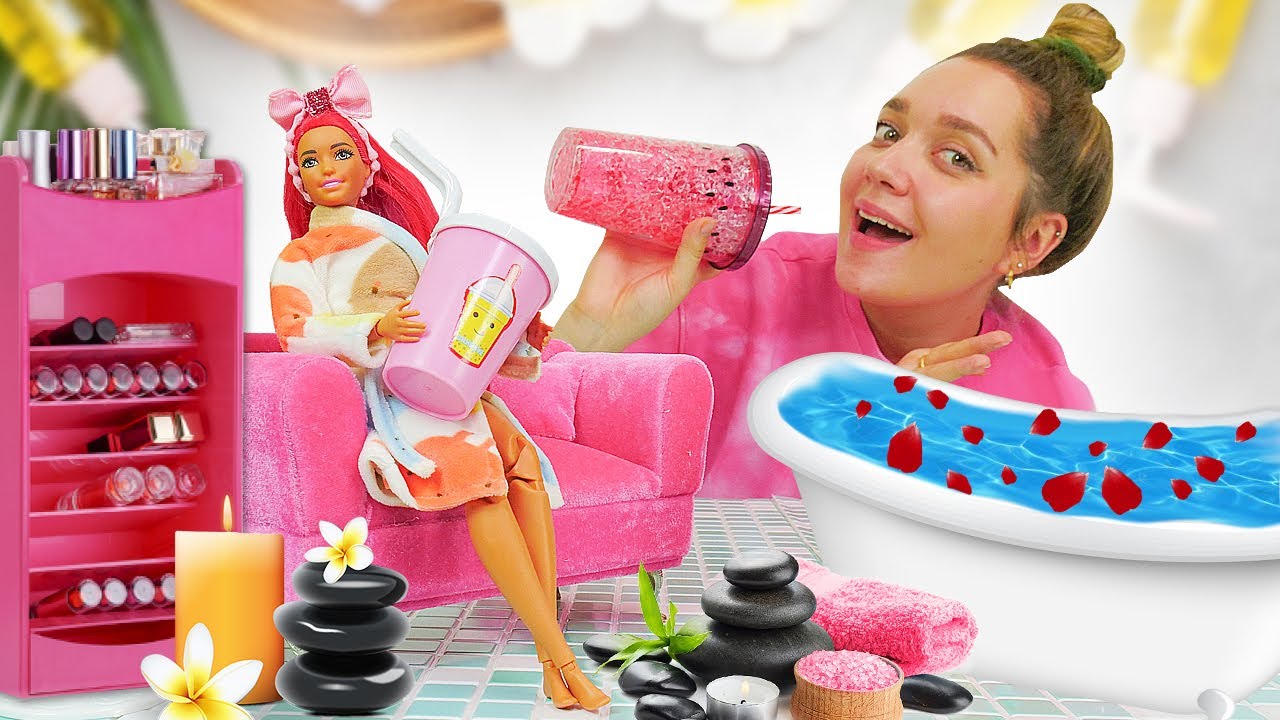 Barbie prépare des raviolis. Jeux avec poupées. Vidéo pour enfants 