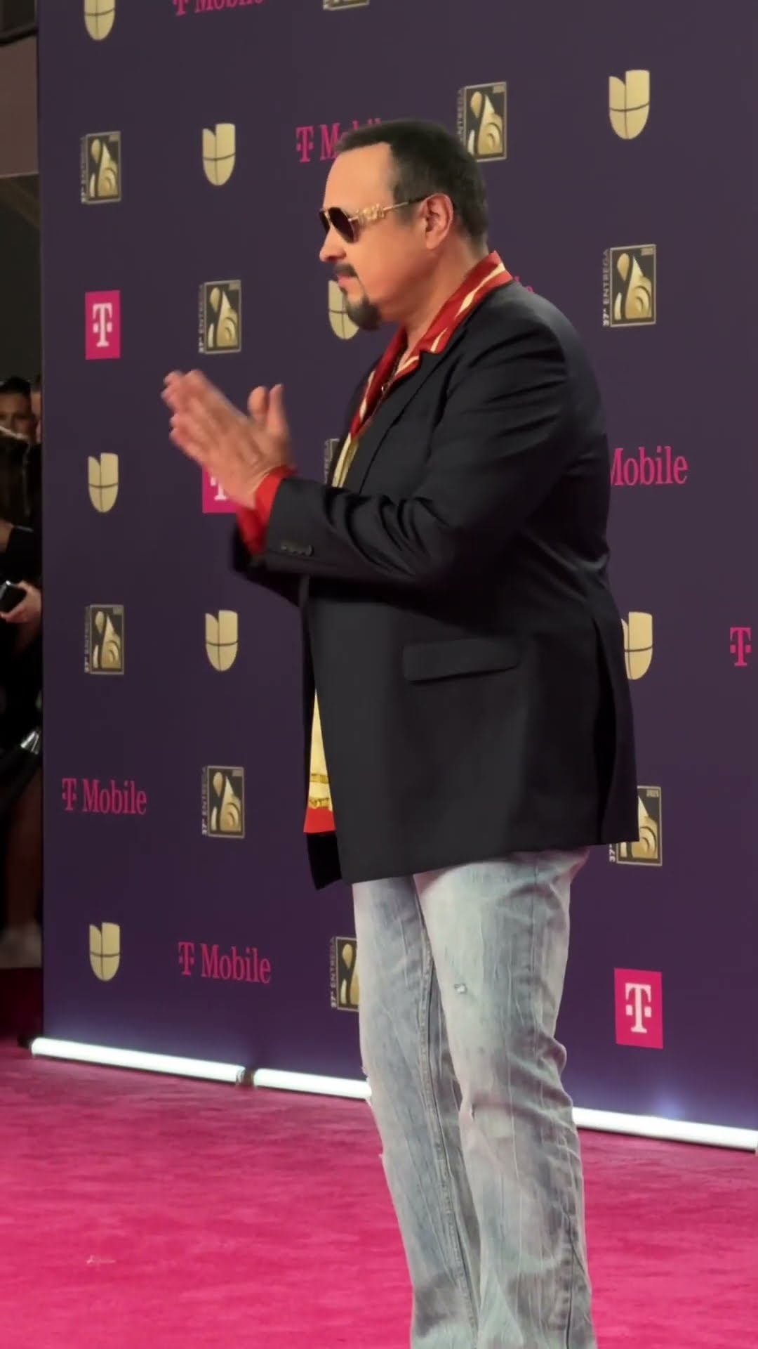 En la #alfombra magenta de #PremioLoNuestro ?? Gran noche para representar a la #músicamexicana