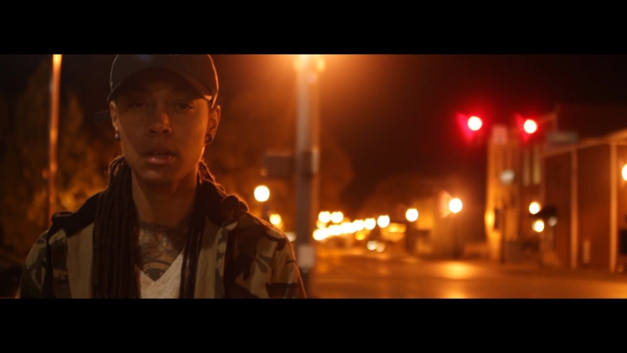 Erica B. - Waves | Music Video auf YouTube ansehen Erica B. - Waves | Music Video auf YouTube ansehen