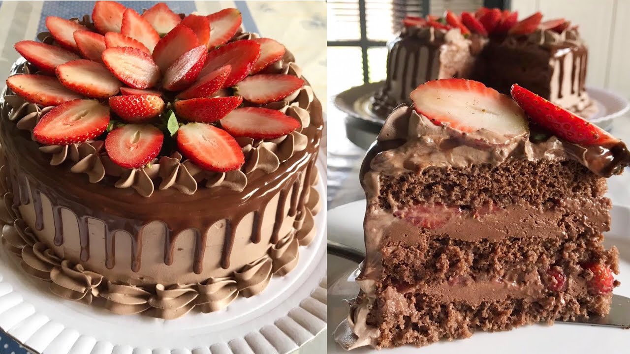 Bolo de aniversário de morango com chantilly e chocolate