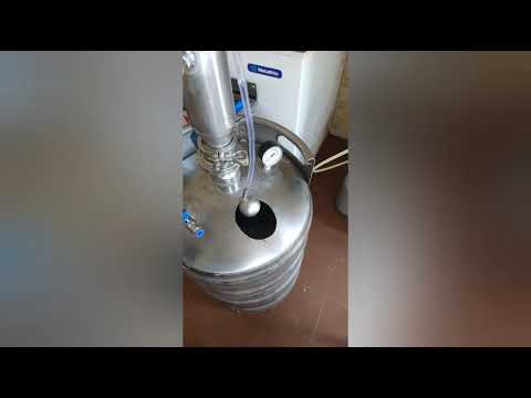 Vídeo: Resenha: Destilando Bebidas Espirituosas Em Cativeiro Com Barril De Turfa Big Gin