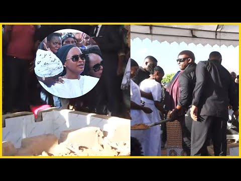 VIDEO KWA UCHUNGU MKE WAKE AKIWEKA MCHANGA KABURI LA MUME WAKE MC PILIPILI