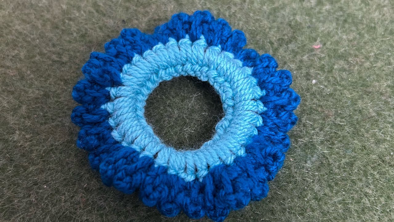 Right handed .super easy tutorial of how to crochet a scrunchie 