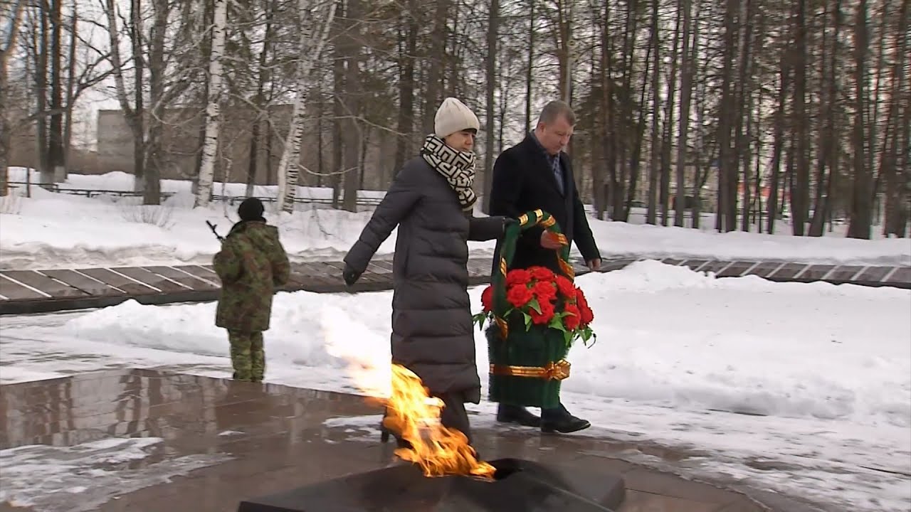 Возложение цветов, как дань памяти воинам, отдавшим жизнь за Родину #серовтв #серов #твсеров