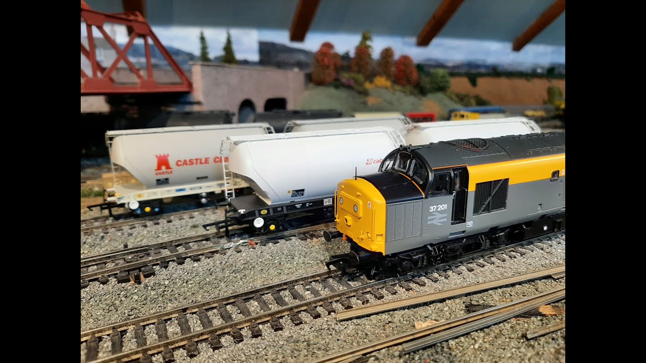 IT'S ARRIVED Accurascale PCA Wagons &(My Replacement) Bachmann Class 37 Dutch Civil Engineers Livery
