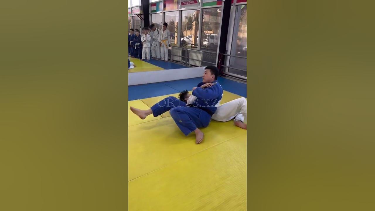 Бросок через спину с колен дзюдо