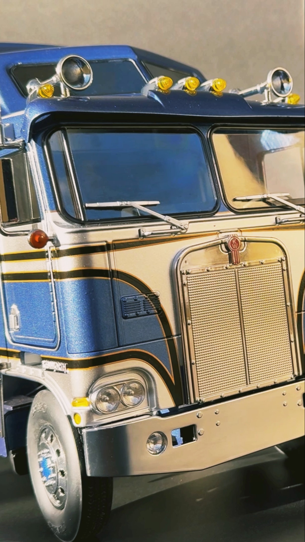 Road King 1:18 Kenworth K100 Aerodyne 1976 - bluemetallic/silver