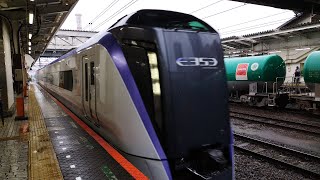 E353系 S107編成 臨時特急あずさ75号松本行行が八王子駅4番線に10分遅れて入線するシーン