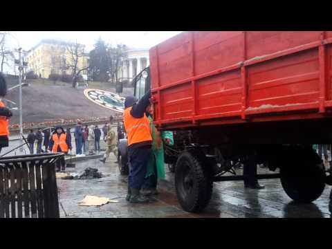 Коммунальщики Киева убирают палатки с