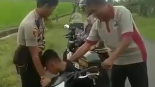 Anak kecil lucu ditilang polisi