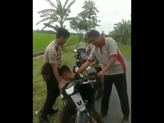 Anak kecil lucu ditilang polisi class=