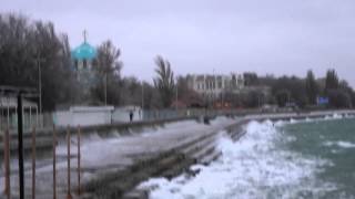 20.12.2012 ураган в Евпатории Крым шторм на море видео(http://gezlev.com.ua/, 2012-12-20T17:12:41.000Z)