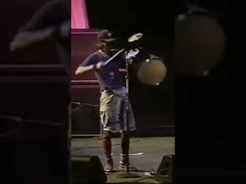 ديف غرول يعزف على طبلة لعبة في منتصف العرض