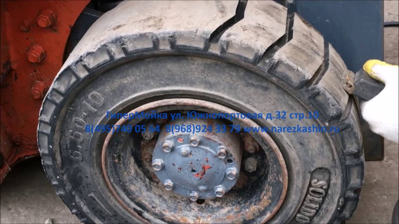 Нарезка шин для погрузчиков. - YouTube