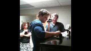 Twilight Star Peter Facinelli writes lines on Robert Pattinson's forehead???