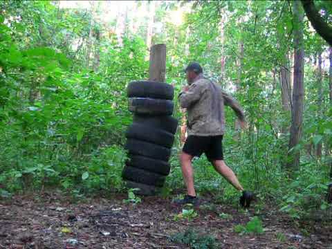 Это не природная тренирую технику. Штанга в лесу. Макивара в лесу. Тренировка в лесу. Качалка в лесу.