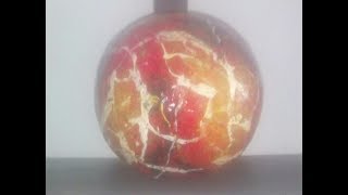 Esfera marmoleada hecha de papel sin usar unicel.  Marbling ball made of paper without using unicel