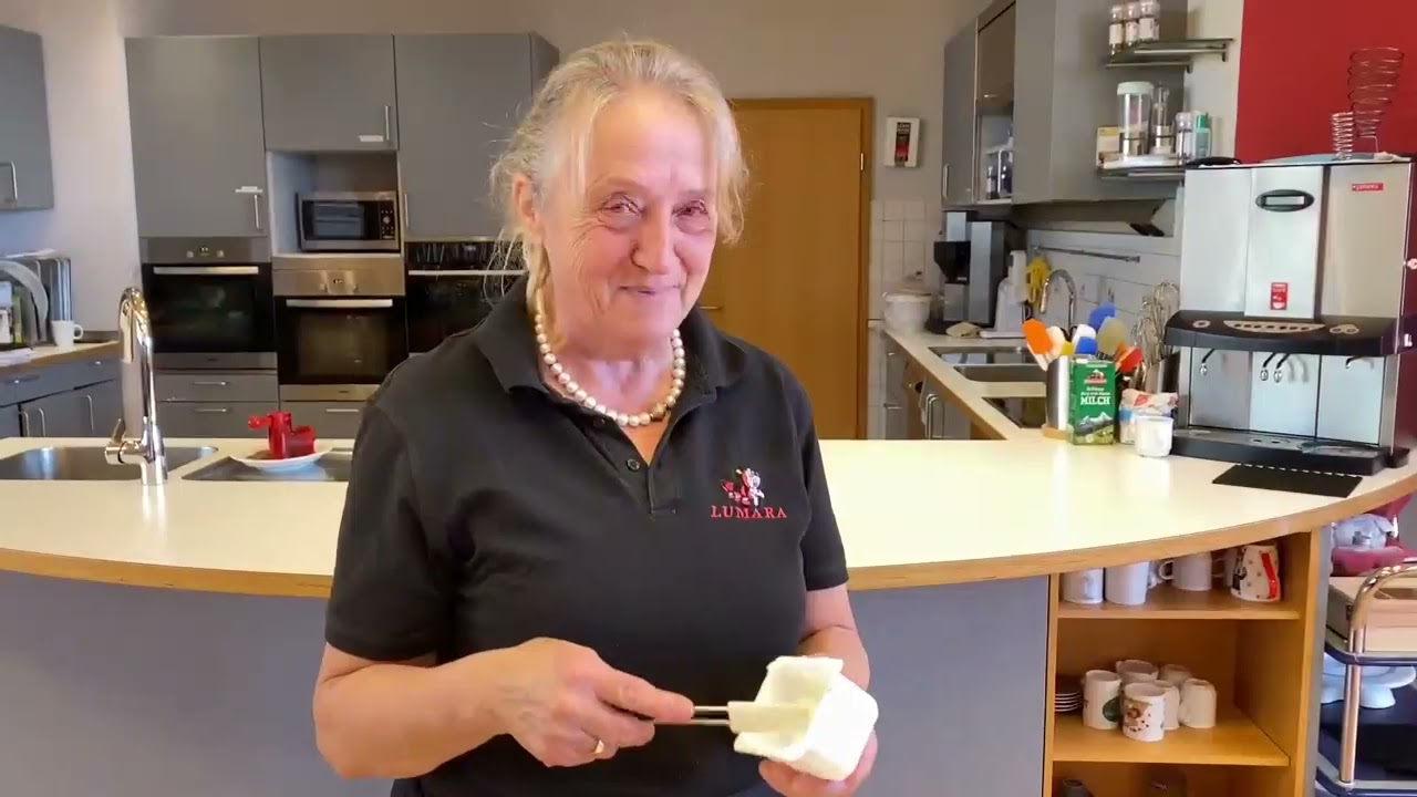 Käsesahne mit Quark und Erdbeeren in der Kuppel