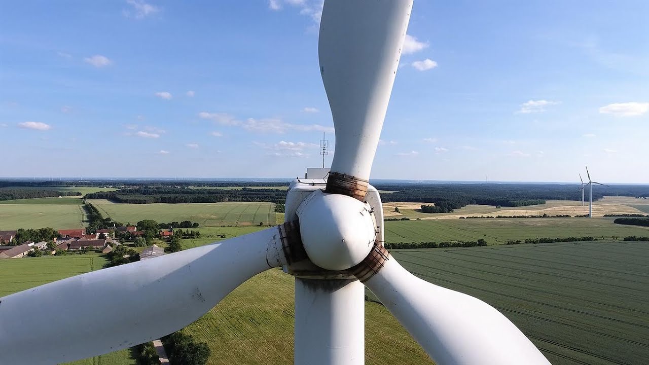 Windkraftanlage Südwind S46 dreht sich nach fast zwei Jahren Stillzeit wieder, Dji Phantom 4 Drohne
