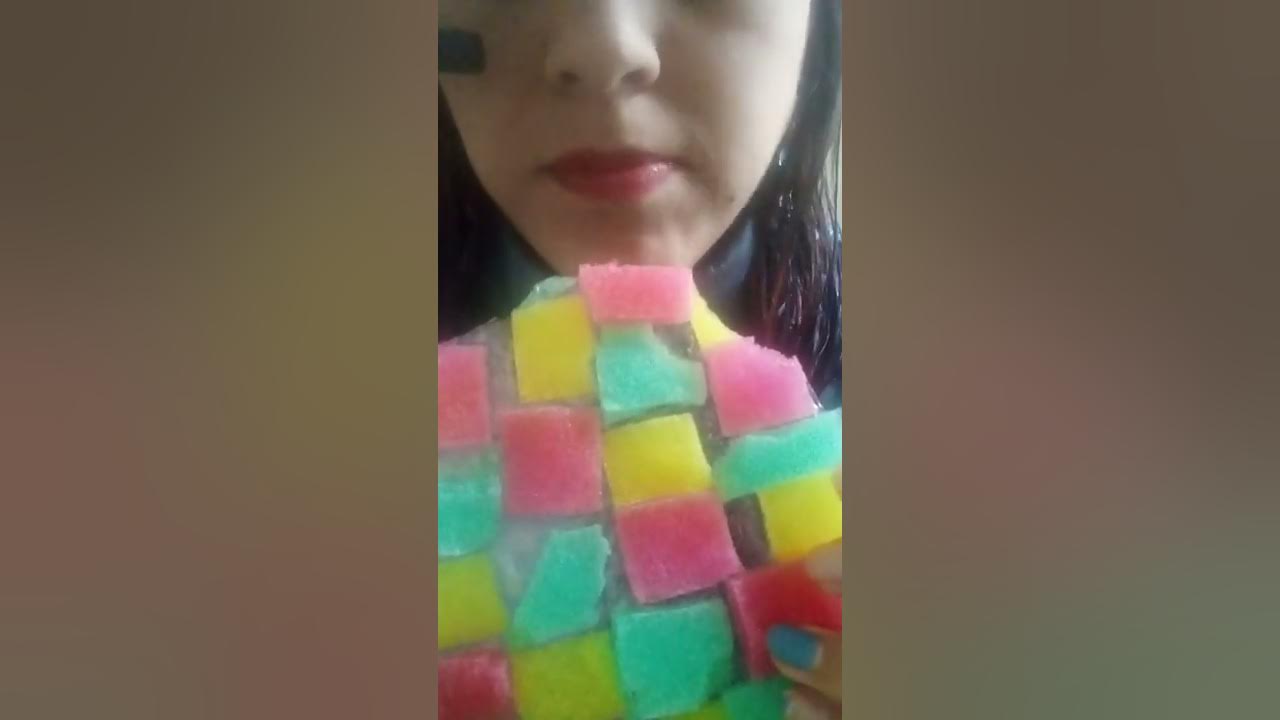 chewing multicolored frozen sponges/ masticando esponjas congeladas