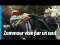 Eric Zemmour reçoit un œuf sur la tête à son arrivée à Moissac, dans le Tarn-et-Garonne