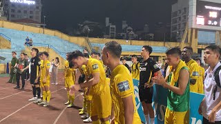 CĐV Nghệ An bức xúc đốt pháo, Hải Quế dẫn đồng đội cúi đầu xin lỗi fan sau trận thua trước Viettel