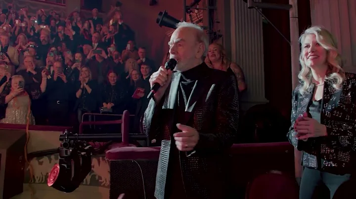 Neil Diamond Sings "Sweet Caroline" With A Beautiful Noise Broadway Cast