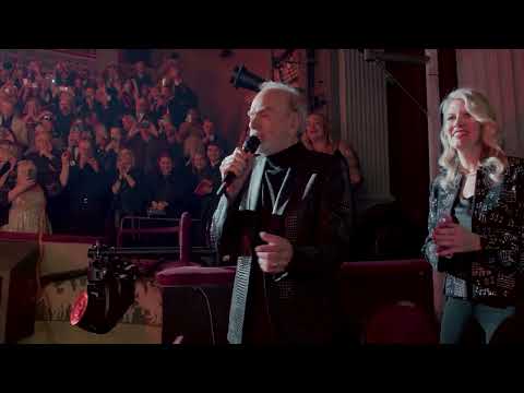 Neil Diamond Sings "Sweet Caroline" With A Beautiful Noise Broadway Cast