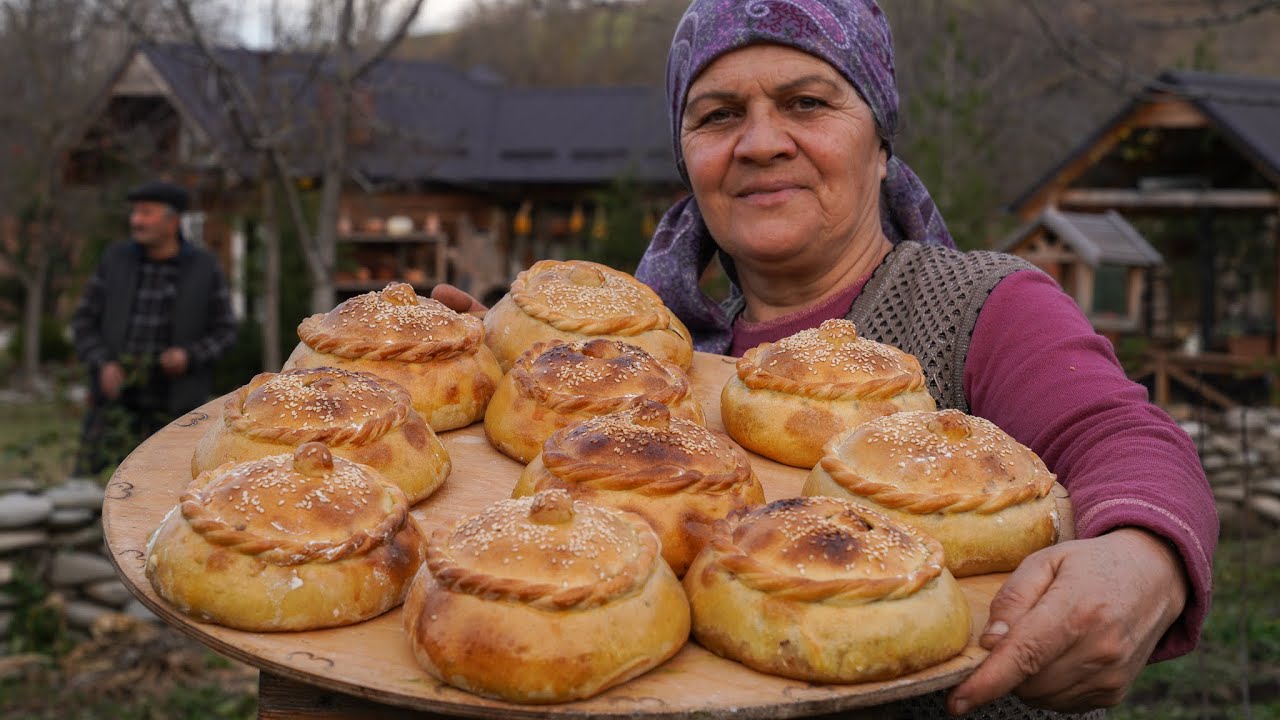⁣Rustic Delights: Village-Style Beef and Vegetable Mini Pies Recipe