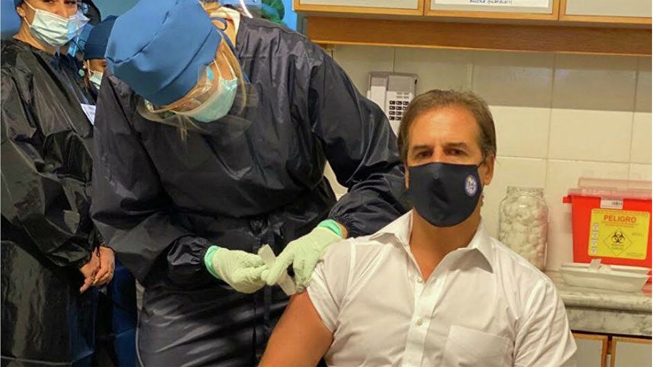 El Dr. Luis Lacalle Pou recibió la primera dosis de la vacuna Sinovac