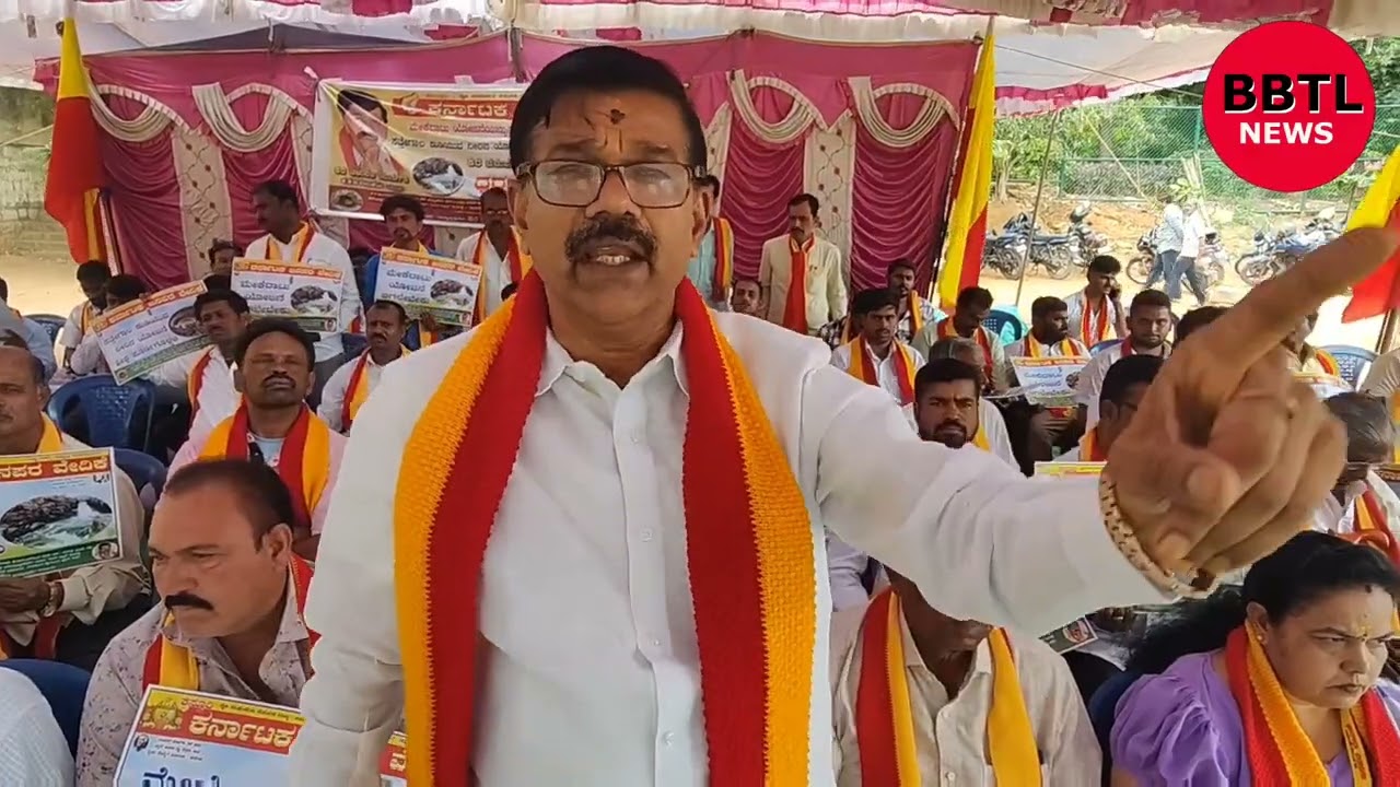 Janapara Vedike members protest at Freedom park to implement the Mekedatu water project.