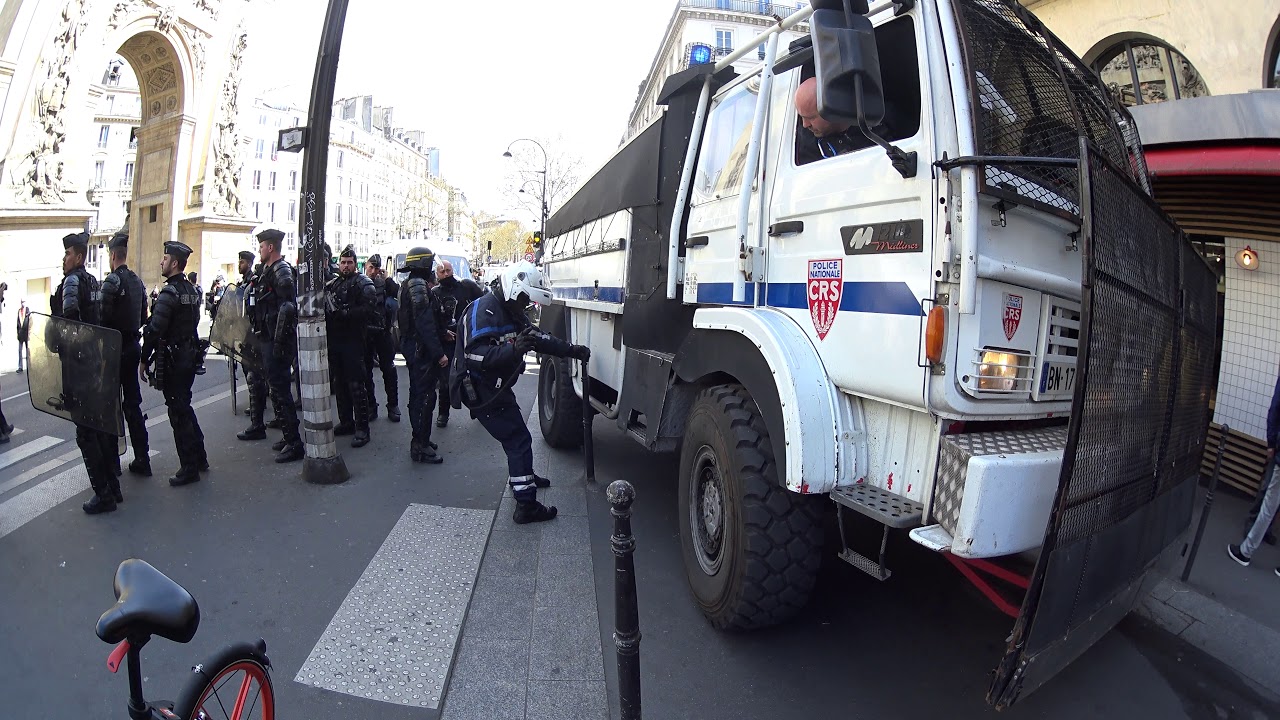 Gilet Jaune Acte 20 Canon à Eau Bloqué Dans Une Rue De Paris