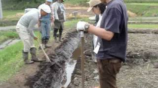 お田植え準備・畦ぬり-Earthwork for Rice Planting-YouTube