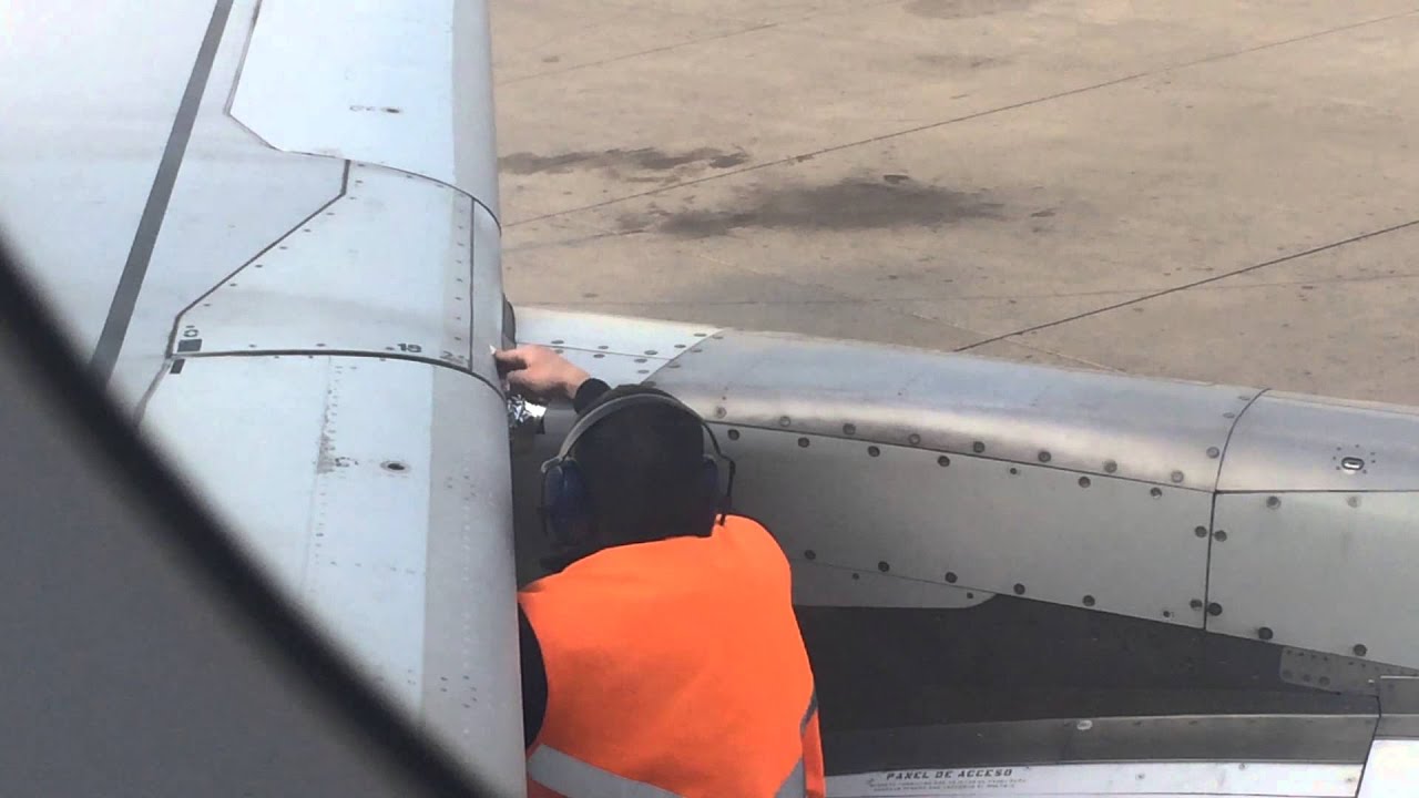 Over het algemeen golf Bloeden LAN mechanic applying speed tape on an Airbus A320 - YouTube