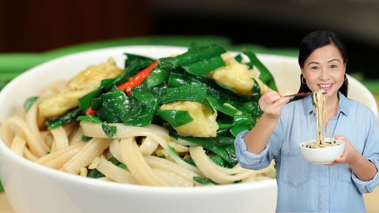 Super Easy Stir Fried Eggs and Chives over Noodles 韭菜炒蛋面