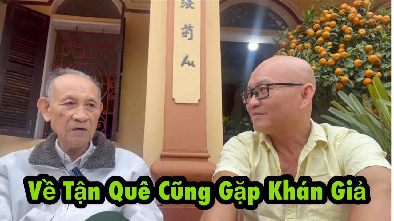 Ngồi trước từ đường hàn huyên với khán giả 93 tuổi. 