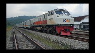 KERETA API MELINTAS DENGAN KECEPATAN TINGGI, SUARA KERETA DAN KLAKSONYA BIKIN CANDU.