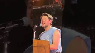 Niall Horan cantando "The Show" en su tercer concierto en Dublin