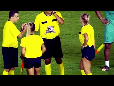 მსაჯმა დამხმარე არბიტრს პირდაპირ მოედანზე ვნებიანად აკოცა