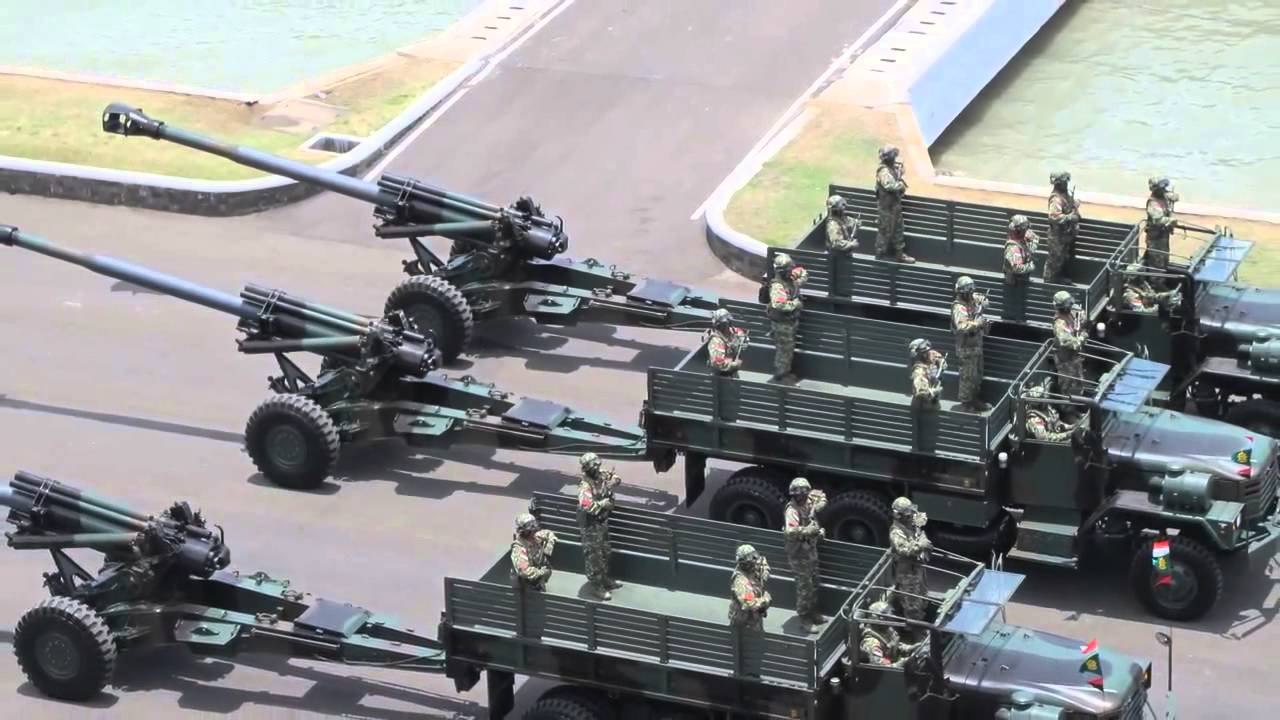 Upacara HUT 69 TNI Surabaya 2014 Defile Senjata Dan Kendaraan Tempur Upacara HUT 69 TNI Surabaya 2014 Defile Senjata Dan Kendaraan Tempur