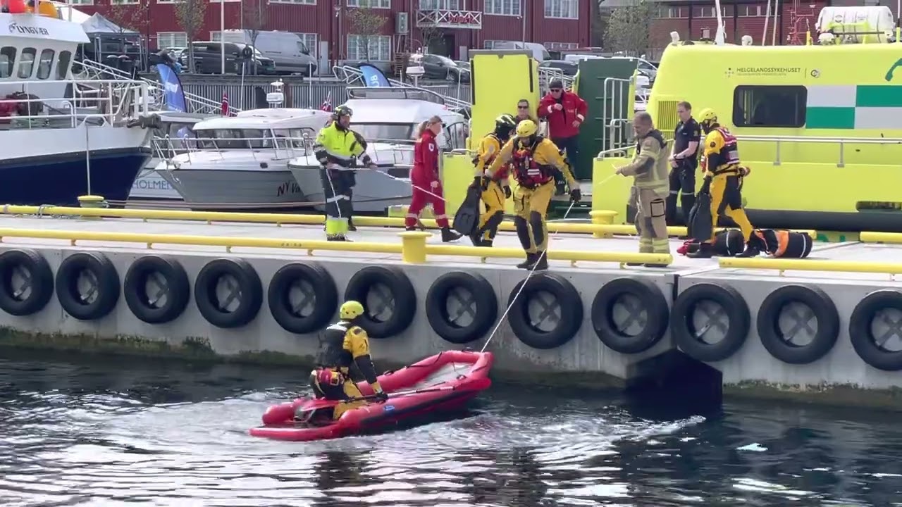 Redningsøvelse under Båtmessa 2023 i Sandnessjøen. Alstahaug Kystlag sin skøyte MK Dønning deltok.