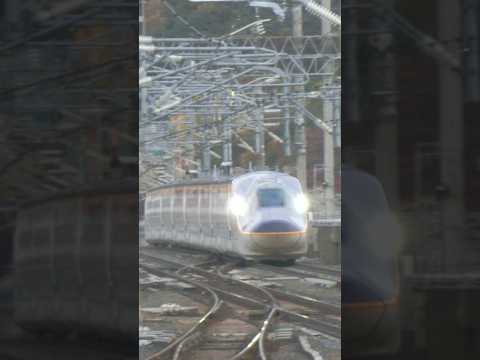 福島駅を爆速通過するE8系　#JR東日本 #山形新幹線 #E8系 #つばさ