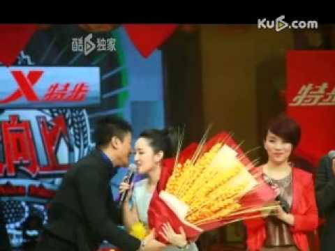 杨钰莹与毛宁再携手 甜蜜凝视亲密依旧