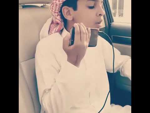 طفل ينشد هموم الحياة 