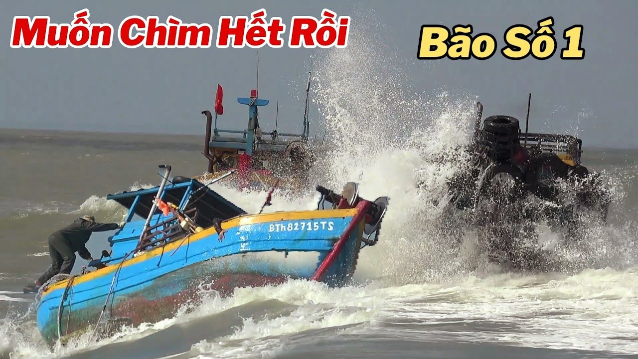 Bão Số 1 Nhiều Tàu Cá Bị Sóng Đánh Muốn Lật Úp Khi Vô Gần Tới Bờ.