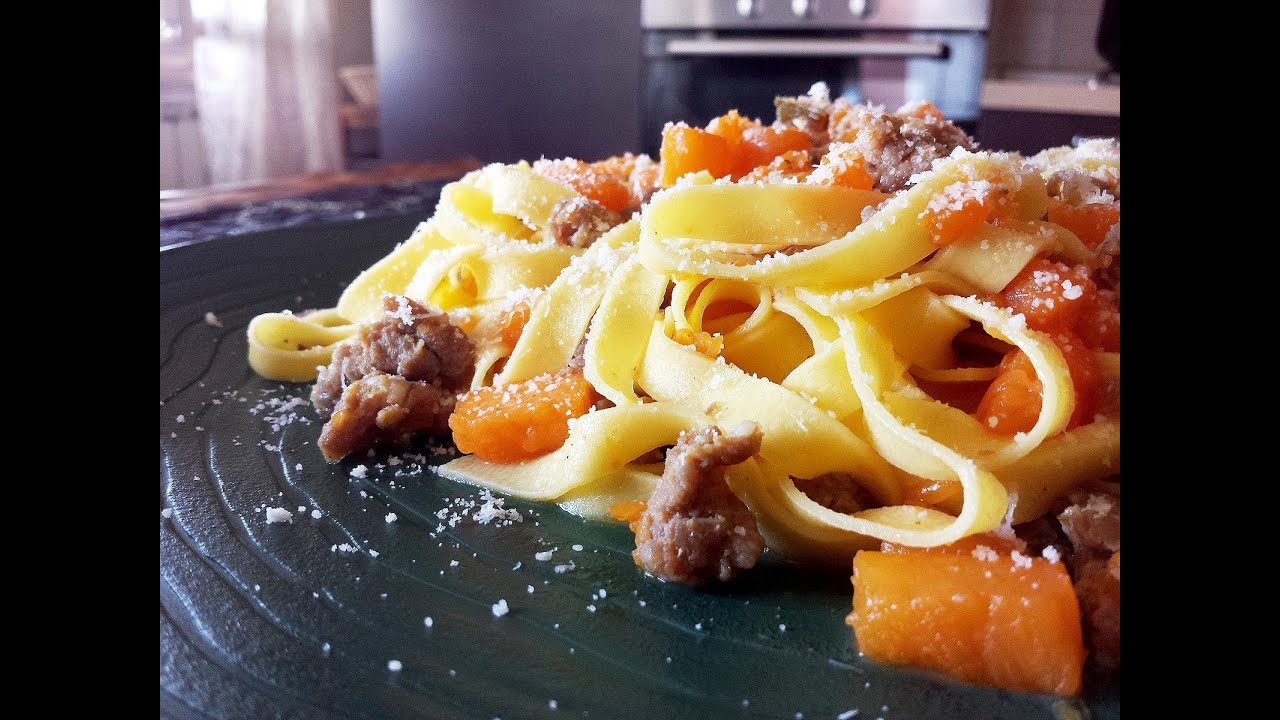 Tagliatelle zucca e salsiccia - Le video ricette di Lara - YouTube