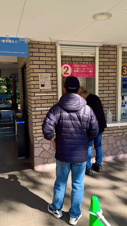 Mama Lau figuring out the metro to go to Shinjuku National Garden #notsponsored #travel