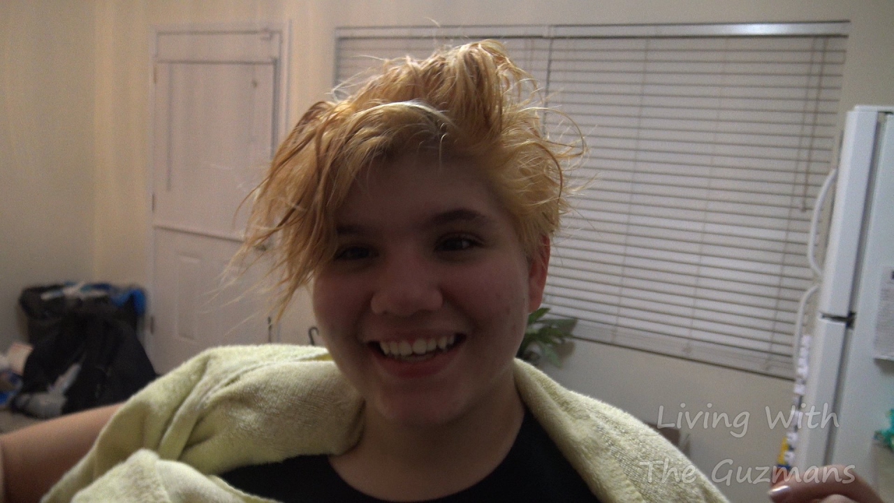 SHE LOOKS LIKE DONALD TRUMP!