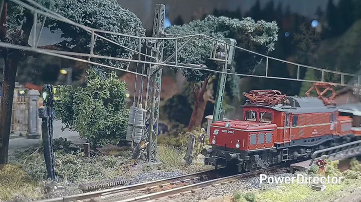 Die ÖBB 1020 mit einen Zug der Hupac...Leise rieselt der Schnee...